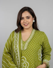 Sage Green Pure Cotton Bandhani Suit Set – Intricate V-Neck Embroidery & Leheriya Print Dupatta